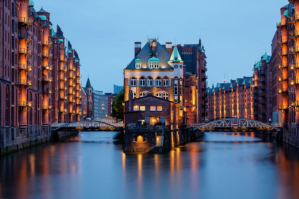 Área De Speicherstadt Y Barrio De Kontorhaus Con El Edificio Chilehaus ...